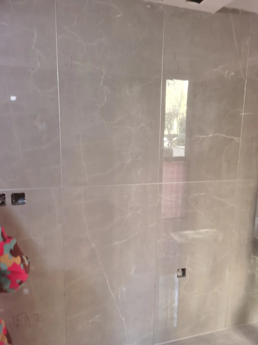 瓷砖拱起处理绝招视频(瓷砖拱起来了有什么办法搞好)