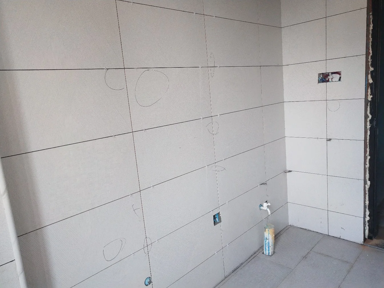 墙砖空鼓打针有用吗(卫生间墙砖空鼓会掉吗)