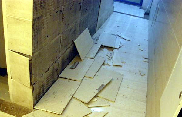 墙面砖掉落原因(墙面瓷砖掉落的原因)