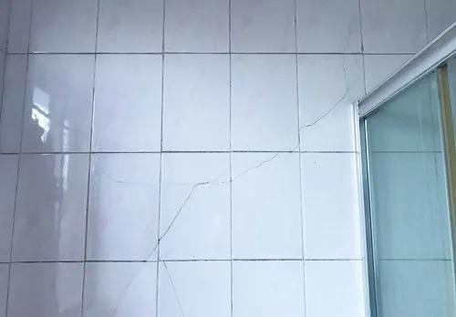 瓷砖空鼓打孔时瓷砖开裂了怎么办(瓷砖空鼓打孔时瓷砖开裂了怎么办视频)