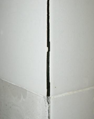 地上瓷砖空鼓是什么原因(地上瓷砖空鼓是什么原因造成的)