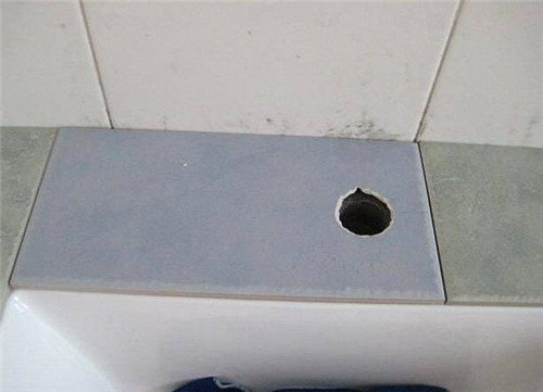 瓷砖打的孔怎么补上好看一点(瓷砖打的孔怎么补上好看一点呢)