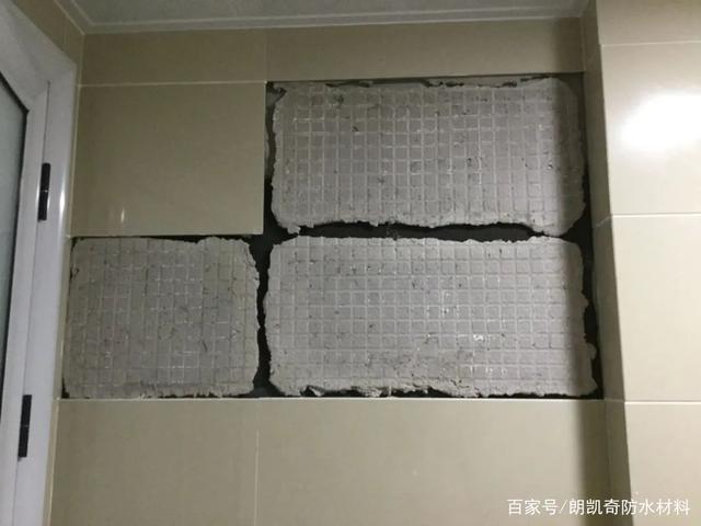 墙砖起拱翘起怎么处理(厨房墙壁瓷砖鼓起来怎么维修)