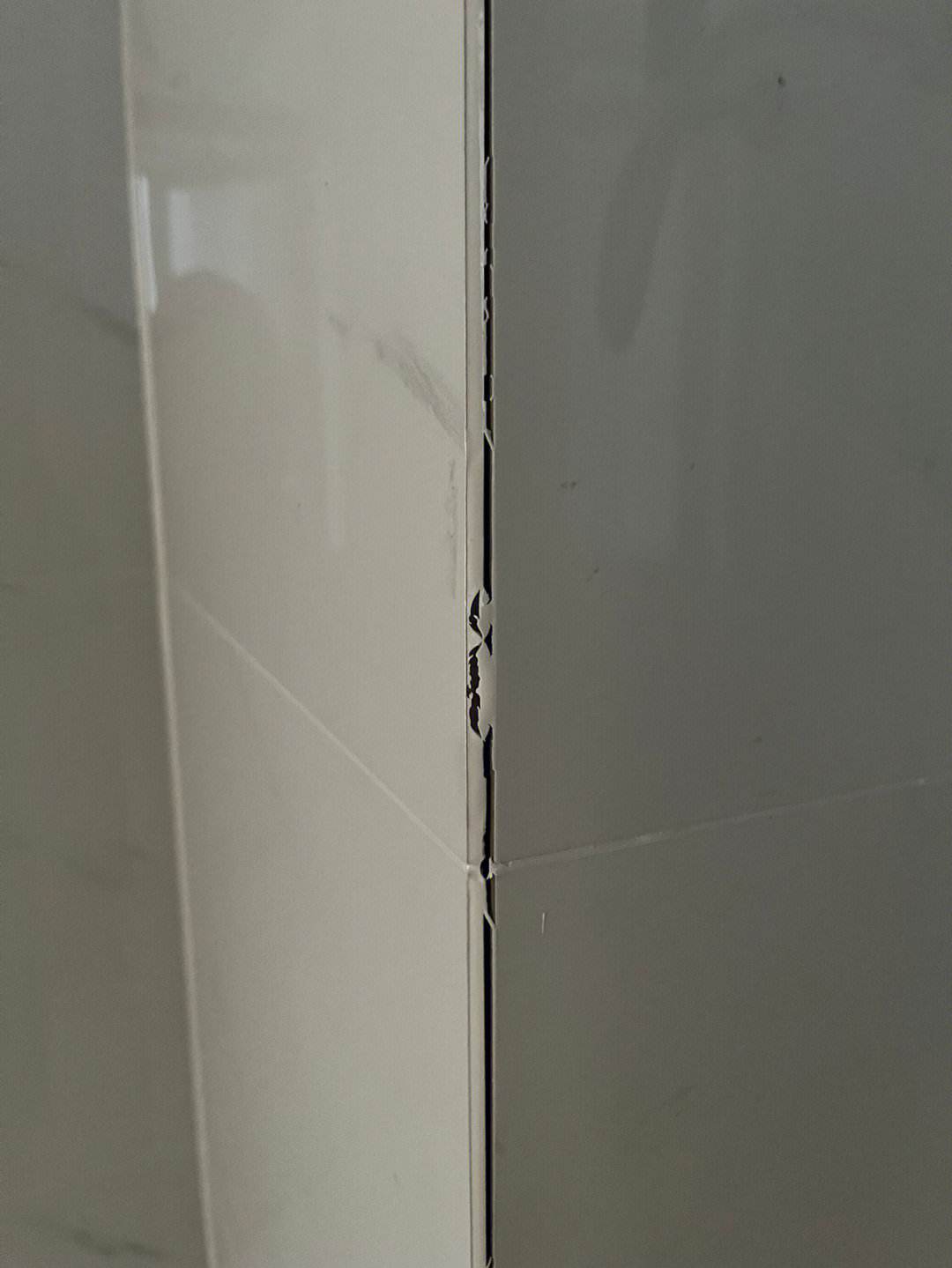 家里厨房墙砖裂了空鼓怎么回事(家里厨房墙砖裂了空鼓怎么回事视频)