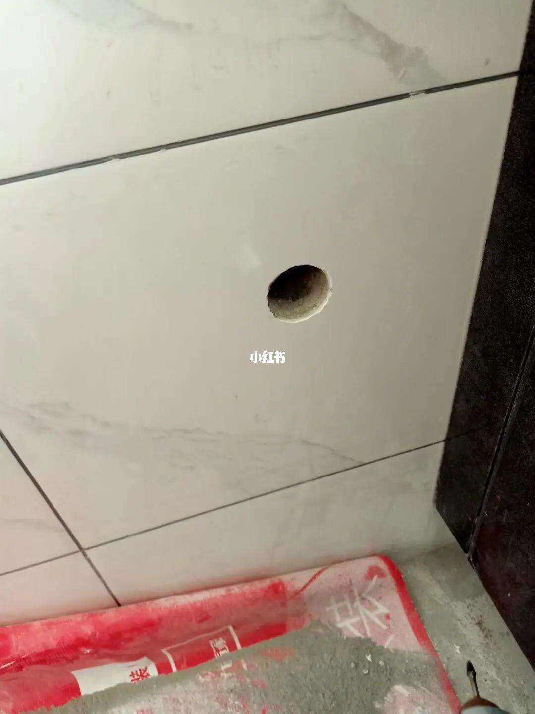 墙砖打孔后的地方怎么修补视频教学(墙砖打孔后的地方怎么修补视频教学图片)