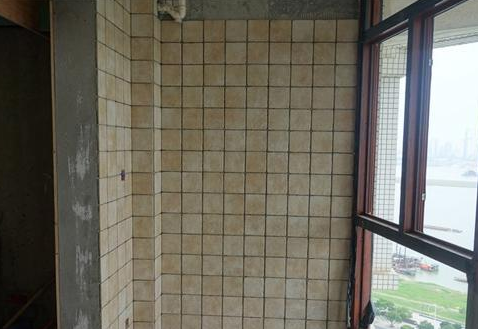 阳台地砖翘起来了怎么修复(阳台地砖翘起来了怎么修复呢)