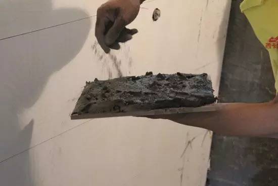 墙壁砖掉了怎么办(墙壁砖掉了怎么办呢)