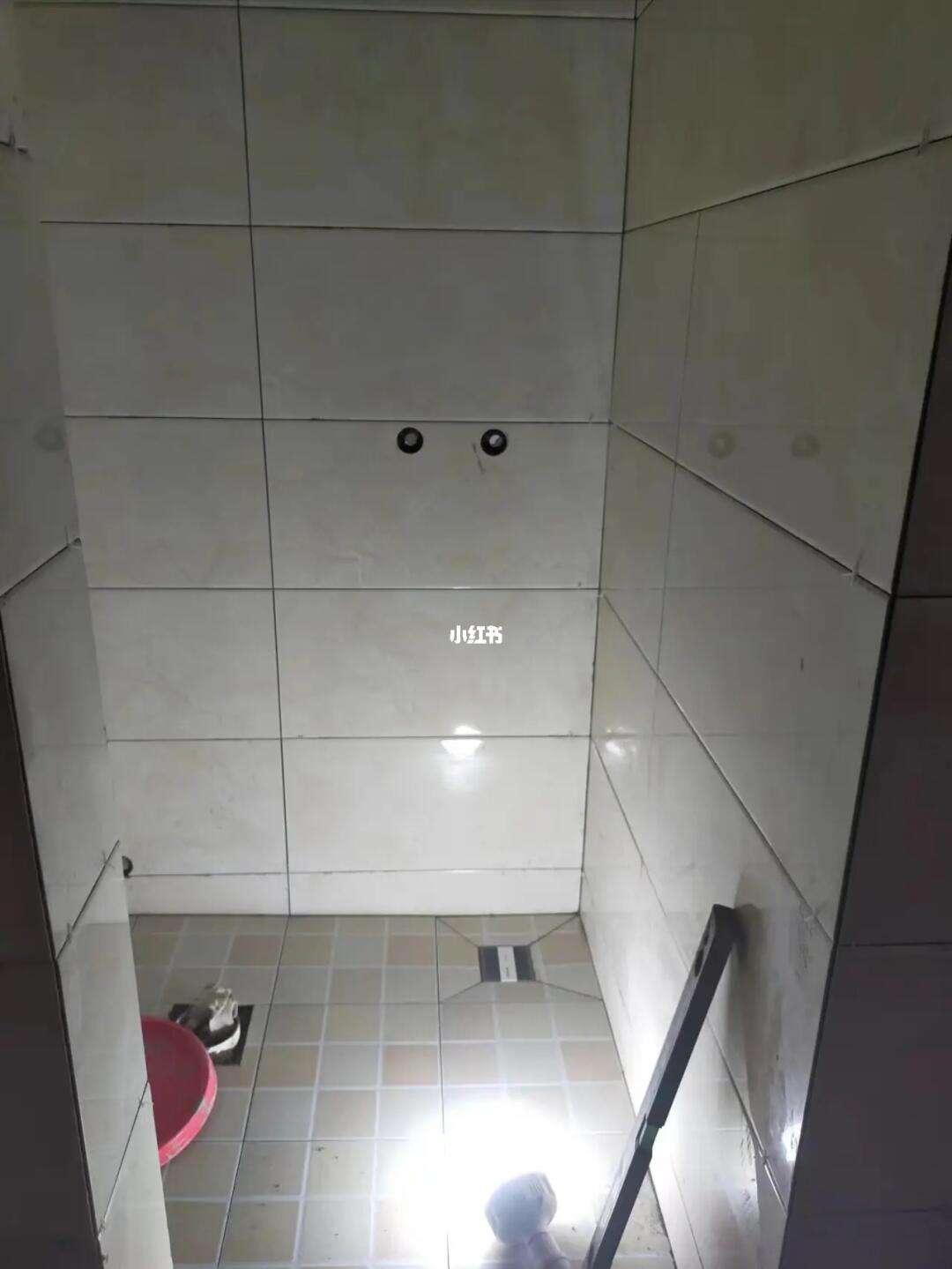 墙砖打了洞怎么填补好看视频(墙砖打了洞怎么填补好看视频讲解)