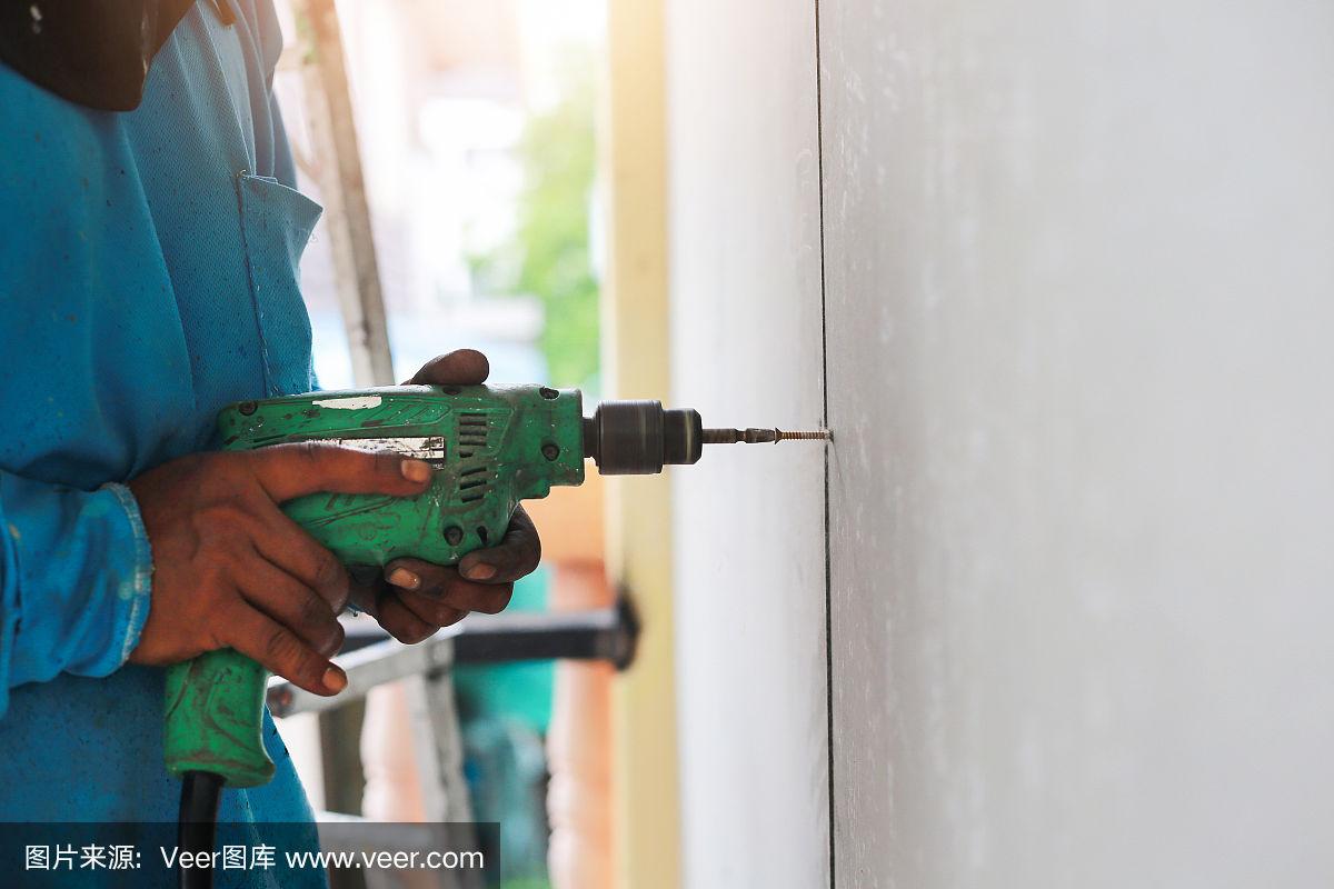 瓷砖打孔了怎么补救(瓷砖打孔了怎么补救视频)