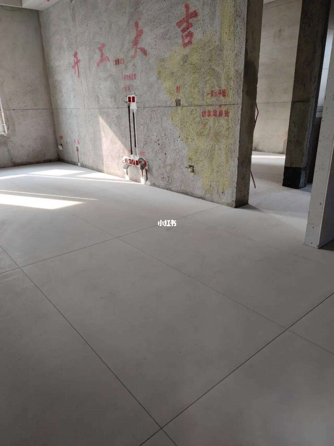 墙面瓷砖翘起来了,但是压不回去怎么办(墙面瓷砖翘起来了,但是压不回去怎么办视频)