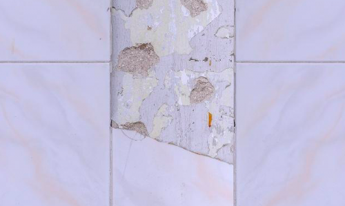 瓷砖胶空鼓跟什么有关系(瓷砖胶贴瓷砖空鼓怎样处理)