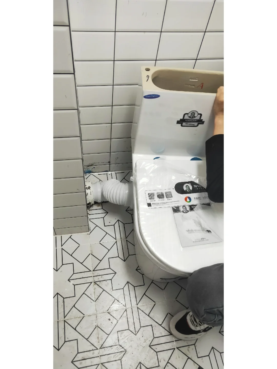 陶瓷马桶破裂怎么样(陶瓷马桶破损用什么胶修复)