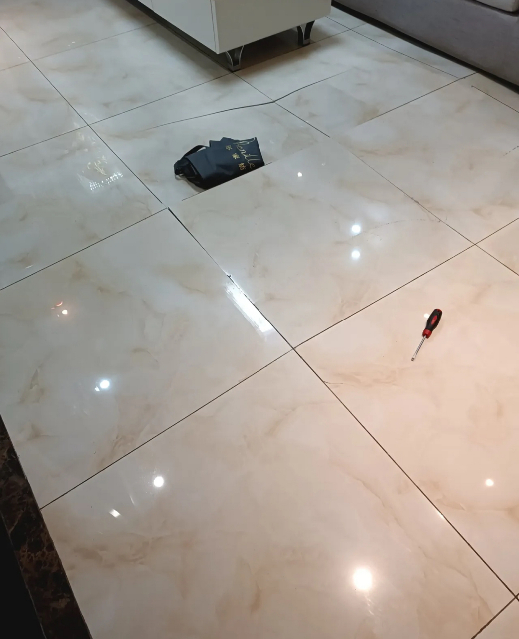 墙砖破了怎么更换(墙砖破损修复视频教程)