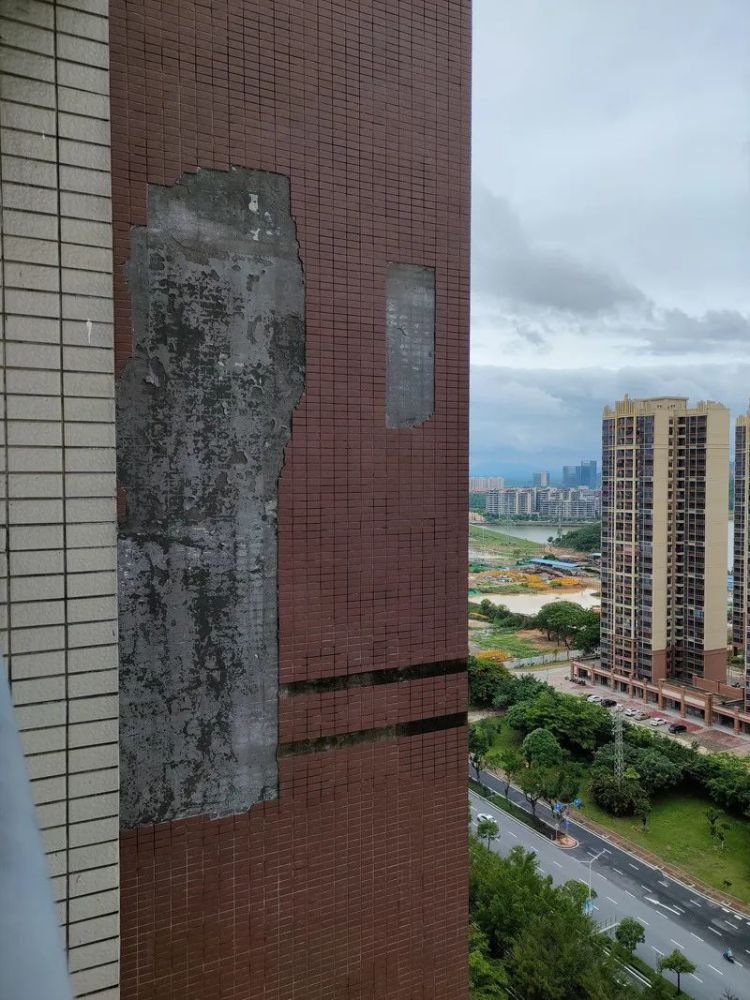 墙砖脱落是什么问题引起的(墙砖脱落是什么问题引起的图片)