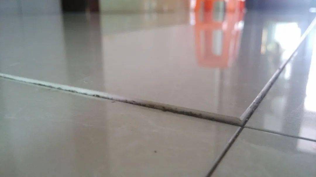 瓷砖变形拱起原因(瓷砖变形拱起原因分析)