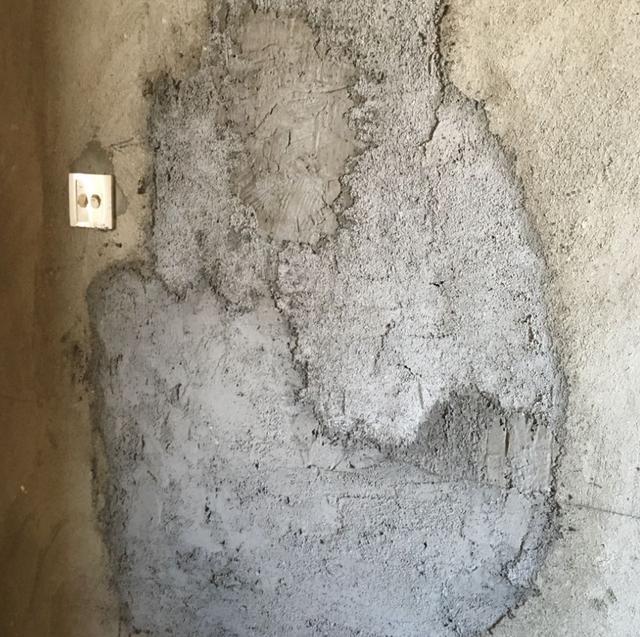 墙面空鼓师傅说不用修挂网就可以(墙面空鼓装修时能否让装修公司修补)