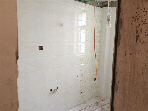 厨房墙上瓷砖鼓起来了怎么办(厨房墙上瓷砖鼓起来了怎么办呢)