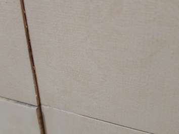 墙砖空鼓打玻璃胶有用吗(墙砖空鼓注入瓷砖背胶可以吗?)