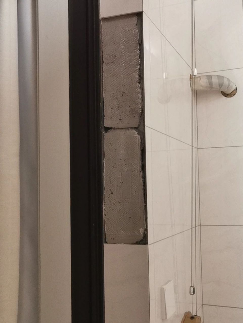 墙砖烂了怎么补救方法视频(墙面瓷砖烂了用什么可以修饰)