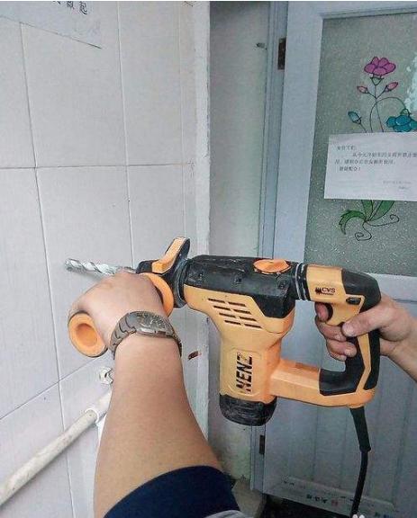 墙砖上打孔会不会把墙砖打破了呀(墙砖上打孔会不会把墙砖打破了呀怎么办)