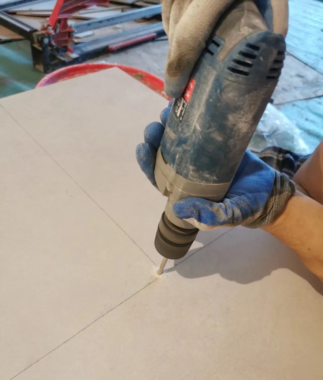 墙砖打孔后的地方怎么修补视频讲解(墙砖打孔后的地方怎么修补视频讲解图片)