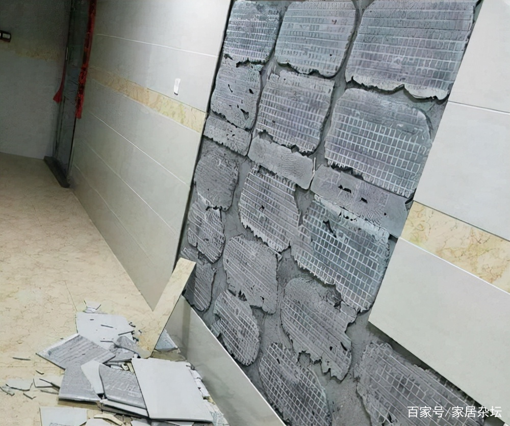 墙面墙砖脱落是什么造成的(墙面墙砖脱落是什么造成的问题)
