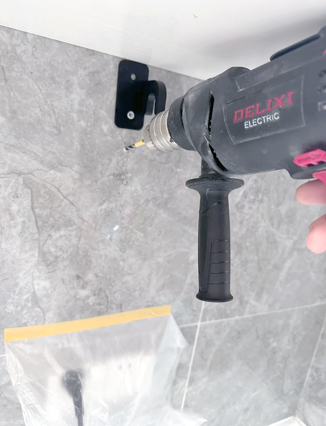 墙砖上打的孔怎么办才能堵住(在墙砖上打孔怎么打墙砖才不会破)