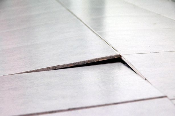 墙砖翘起来了怎么修复图片大全(墙砖翘起来了怎么修复图片大全视频)