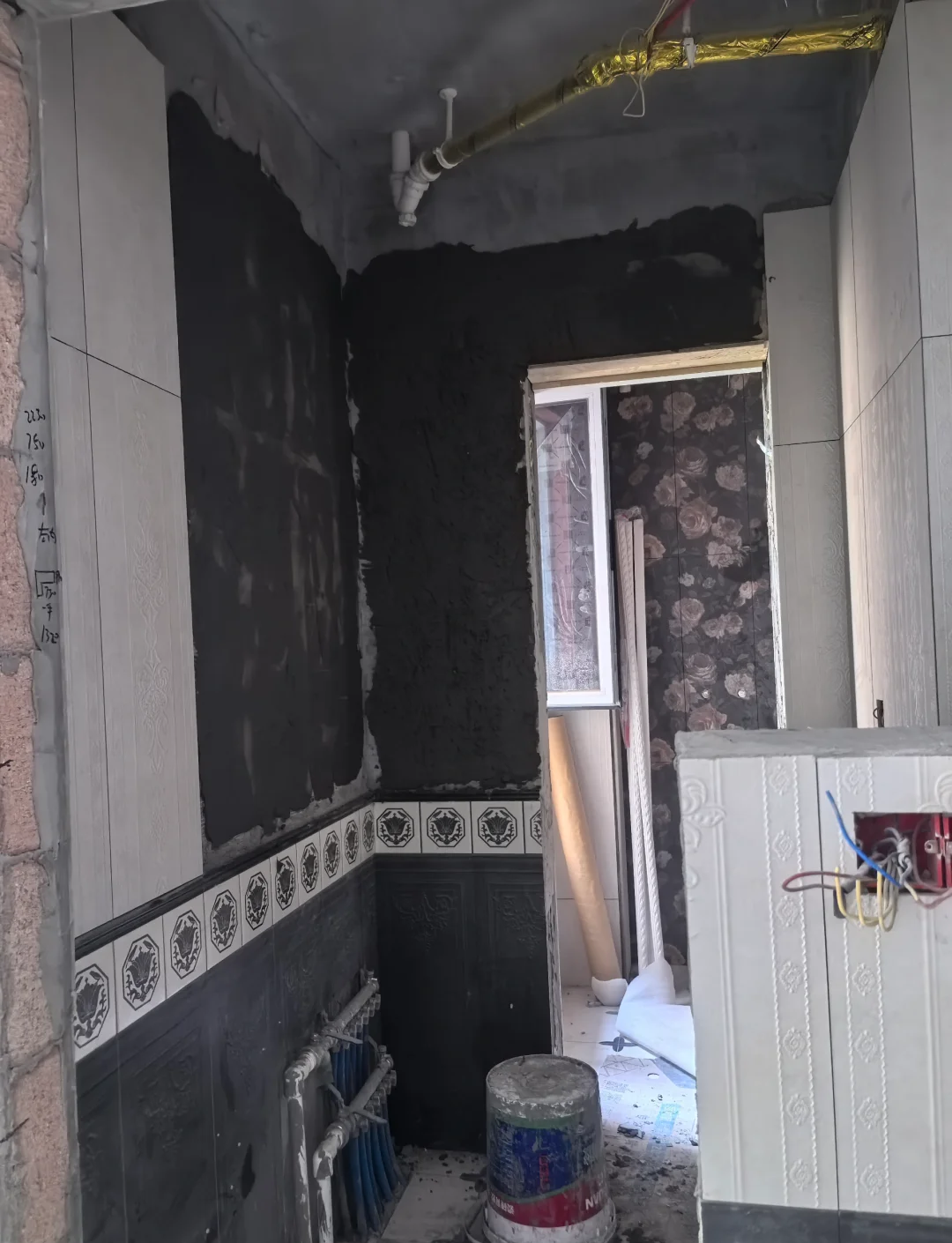 卫生间墙砖脱落如何修补(卫生间墙砖脱落如何修补图片)