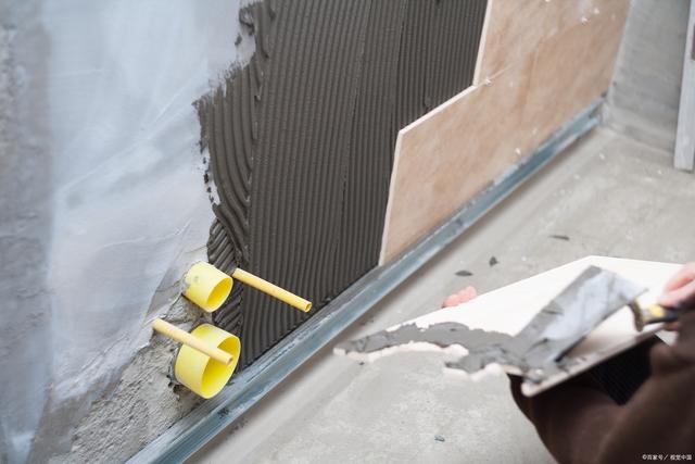 瓷砖空鼓灌胶水过程(瓷砖空鼓地面如何注入灌浆料)