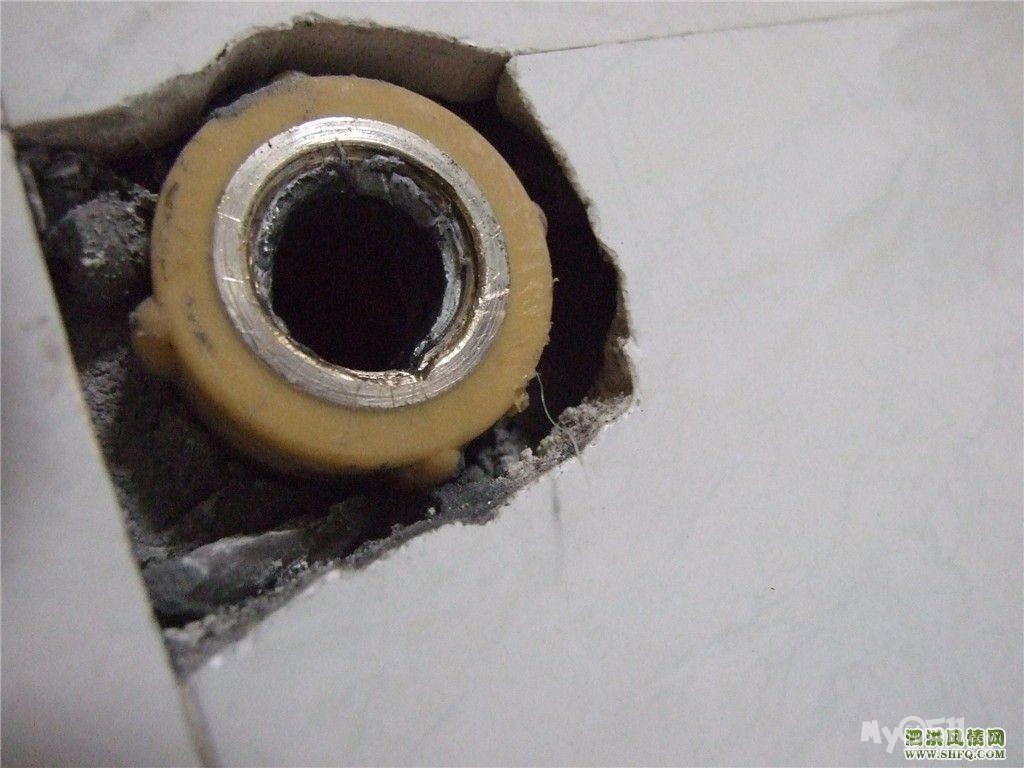 墙面砖坏了怎么办视频讲解(墙面砖坏了一块怎么能补进一块新的)