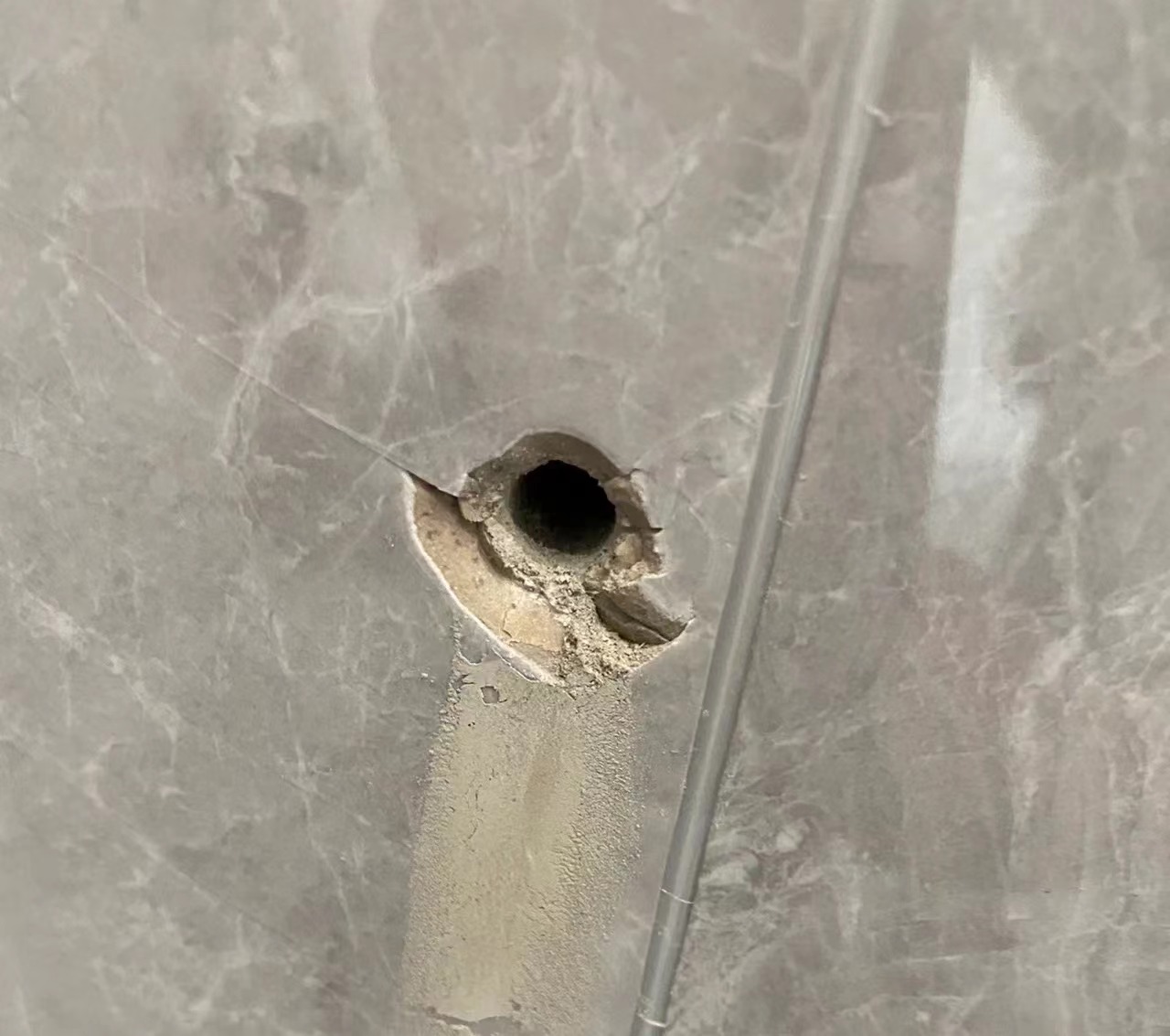 瓷砖墙打孔后怎么修复视频教学(瓷砖墙打孔后怎么修复视频教学大全)