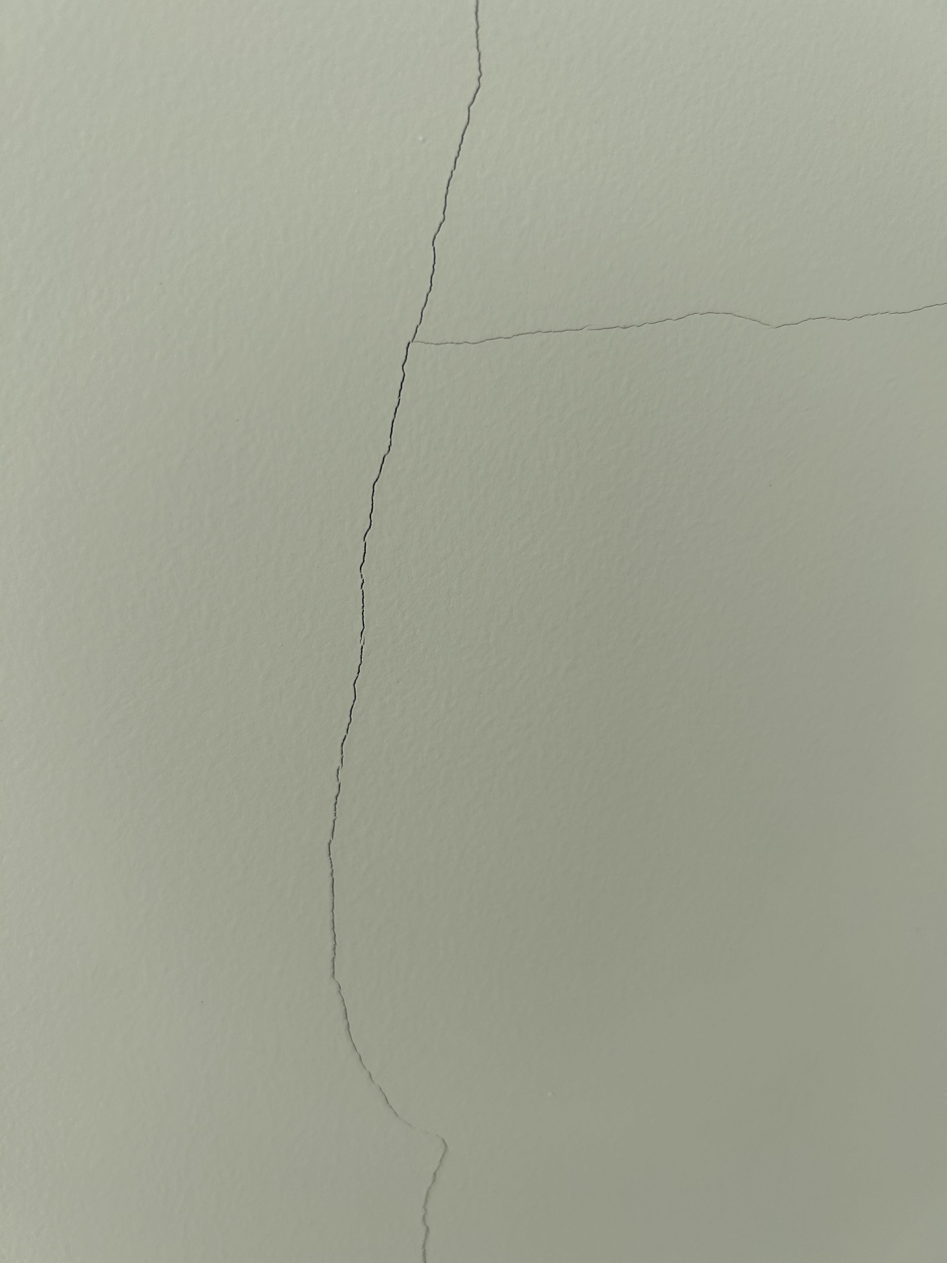 墙砖开裂正常吗图片(墙面砖开裂是怎么造成的)